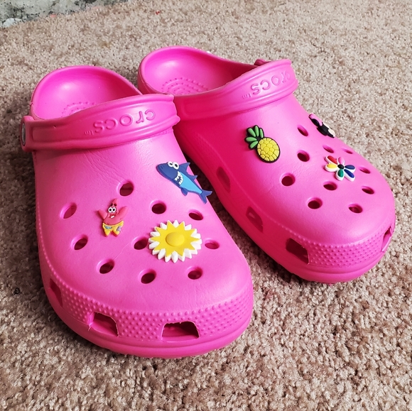 womens pink crocs